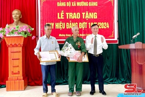 Huyện ủy Phù Yên trao huy hiệu Đảng cho đảng viên