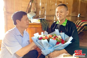 Thuận Châu trao Huy hiệu Đảng cho đảng viên