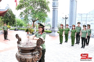 'Công an Sơn La dâng hoa, dâng hương tưởng niệm Chủ tịch Hồ Chí Minh