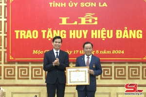 Ban Thường vụ Tỉnh ủy trao Huy hiệu Đảng cho đồng chí Hoàng Văn Chất, nguyên Bí thư Tỉnh ủy