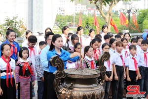 Tỉnh đoàn dâng hương Đền thờ Bác Hồ tại Quảng trường Tây Bắc