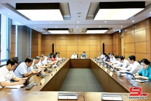 Đoàn đại biểu Quốc hội tỉnh Sơn La thảo luận tại Tổ về các vấn đề kinh tế - xã hội