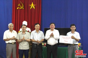 Đồng chí Bí thư Huyện ủy Mường La dự sinh hoạt chi bộ cơ sở