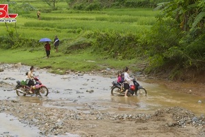 Gian nan vượt suối đến trường