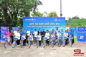 Trao tặng 10 xe đạp cho học sinh nghèo vượt khó huyện Mai Sơn