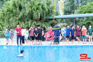 'Mở lớp dạy bơi miễn phí cho trẻ em trong dịp hè