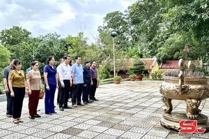 Đoàn công tác Ủy ban MTTQ Việt Nam tỉnh dâng hương các di tích lịch sử tại Thuận Châu