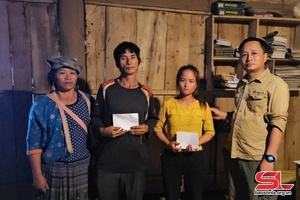 Báo Sơn La động viên, hỗ trợ gia đình có người chết do sạt lở đất tại xã Chiềng Nơi
