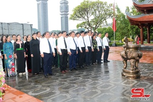 Các đồng chí lãnh đạo tỉnh dâng hoa, dâng hương Chủ tịch Hồ Chí Minh và viếng Nghĩa trang liệt sĩ Nhà tù Sơn La
