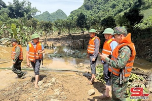 Sử dụng thuốc nổ tạo áp lực khơi dòng chảy để tiêu, thoát lũ tại xã Chiềng Xôm
