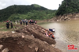 Tìm thấy thi thể cháu bé sau 3 ngày bị lũ cuốn trôi