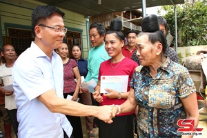 Phó Thủ tướng Chính phủ Lê Thành Long kiểm tra vùng ngập úng tại xã Chiềng Đen