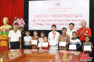 Trao quà cho học sinh có hoàn cảnh khó khăn tại Trường TH-THCS Bản Lầm 