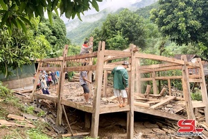 'Hồng Ngài hỗ trợ các hộ dân khắc phục mưa bão