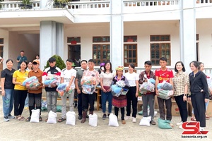 'Trao quà hỗ trợ cho nhân dân bị thiệt hại do cơn bão số 3 tại xã Ngọc Chiến