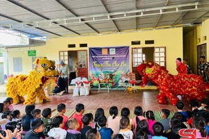 Chương trình “Trung thu cho em” ở xã biên giới Lóng Sập