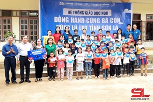 'Thăm, tặng quà cho học sinh vùng lũ huyện Mộc Châu, Vân Hồ