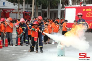 'Gần 1.000 học sinh, giáo viên trải nghiệm kỹ năng chữa cháy và cứu nạn cứu hộ