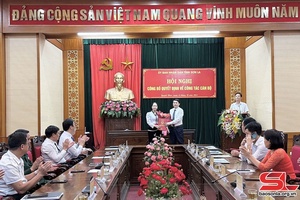 'Hội nghị công bố quyết định về công tác cán bộ