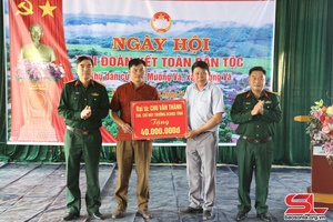 'Đồng chí Chỉ huy trưởng Bộ CHQS tỉnh dự Ngày hội đại đoàn kết các dân tộc tại huyện Sốp Cộp