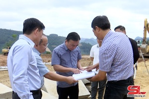 'Đồng chí Bí thư Thành ủy kiểm tra một số công trình dự án khắc phục hậu quả bão lũ trên địa bàn