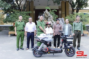 'Công an huyện Quỳnh Nhai trao tặng xe đạp điện cho học sinh có hoàn cảnh khó khăn 