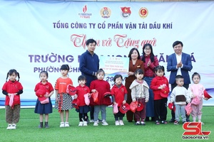 'Tổng Công ty CP Vận tải dầu khí tặng quà cho học sinh 