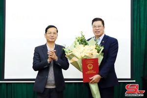 Hội nghị công bố và trao quyết định nghỉ hưu đối với cán bộ
