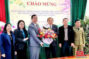 'Lãnh đạo huyện Sốp Bâu thăm, chúc tết huyện Yên Châu