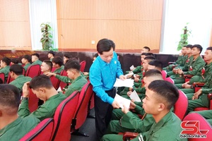 'Tặng quà tân binh lên đường nhập ngũ