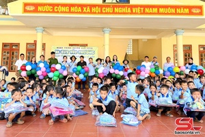 'Tặng quà cho học sinh có hoàn cảnh khó khăn vùng cao