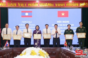 Công bố quyết định và trao bằng khen của Chủ tịch UBND tỉnh trong thực hiện công tác biên giới Việt Nam - Lào