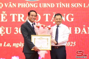  Đảng bộ Văn phòng UBND tỉnh trao tặng Huy hiệu 30 năm tuổi Đảng đợt 19/5 
