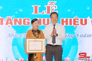 Đồng chí Chủ tịch UBND tỉnh trao Huy hiệu Đảng đợt 19/5