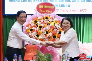 Sở Giáo dục và Đào tạo công bố và trao quyết định nghỉ hưu đối với cán bộ