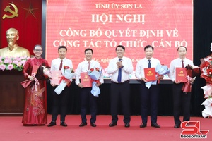Công bố Quyết định hợp nhất và tổ chức lại Báo Sơn La với Đài PT-TH tỉnh thành Báo Sơn La