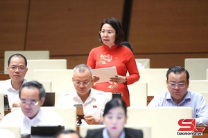Đoàn đại biểu Quốc hội tỉnh Sơn La thảo luận tại hội trường