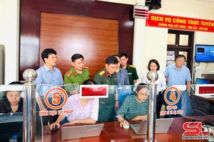 Đồng chí Chỉ huy trưởng Bộ CHQS tỉnh kiểm tra việc vận hành chính quyền địa phương 2 cấp tại huyện Sốp Cộp
