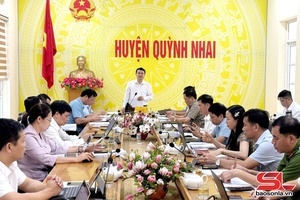Đồng chí phó chủ tịch UBND tỉnh kiểm tra việc vận hành thử nghiệm hoạt động chính quyền địa phương cấp xã tại Quỳnh Nhai