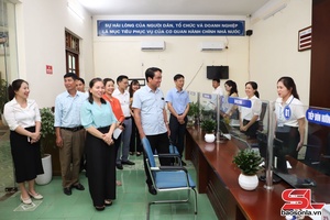 Đồng chí Phó Chủ tịch UBND tỉnh kiểm tra việc vận hành thử nghiệm hoạt động chính quyền địa phương 2 cấp