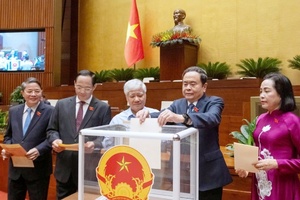 'Quốc hội phê chuẩn danh sách Phó Chủ tịch, Ủy viên Hội đồng Bầu cử quốc gia
