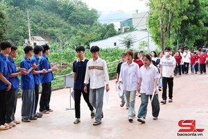 Các thí sinh Sơn La hoàn thành bài thi môn Toán 