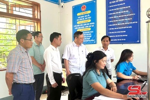 Đồng chí Chủ tịch HĐND tỉnh Sơn La kiểm tra việc vận hành thử nghiệm mô hình chính quyền địa phương 2 cấp tại xã Phiêng Cằm