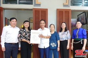 Đồng chí Chủ nhiệm Ủy ban Kiểm tra Tỉnh ủy thăm, tặng quà các gia đình chính sách, người có công tại xã Yên Châu