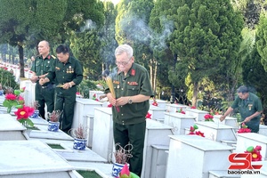 'Dâng hoa, dâng hương, tri ân, tưởng niệm các Anh hùng liệt sĩ tại Nghĩa trang liệt sĩ quốc gia Vị Xuyên
