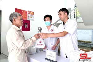 'Khám bệnh, tư vấn sức khỏe và cấp thuốc miễn phí tại xã Chiềng La