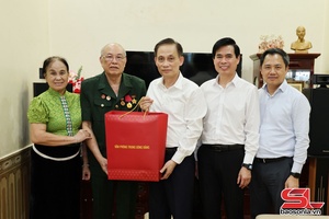 Đồng chí Chánh Văn phòng Trung ương Đảng thăm, tặng quà các gia đình thương binh, liệt sĩ tại Sơn La