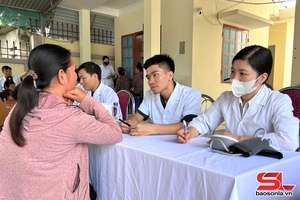 'Bệnh viện Quân y 6: Khám, cấp thuốc miễn phí cho người dân xã Mai Sơn