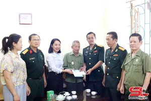 'Thăm, tặng quà thương binh nhân Ngày Thương binh, Liệt sĩ 
