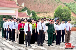 Đồng chí Chỉ huy trưởng Bộ CHQS tỉnh dâng hương các Anh hùng liệt sĩ và gặp mặt các đối tượng chính sách 